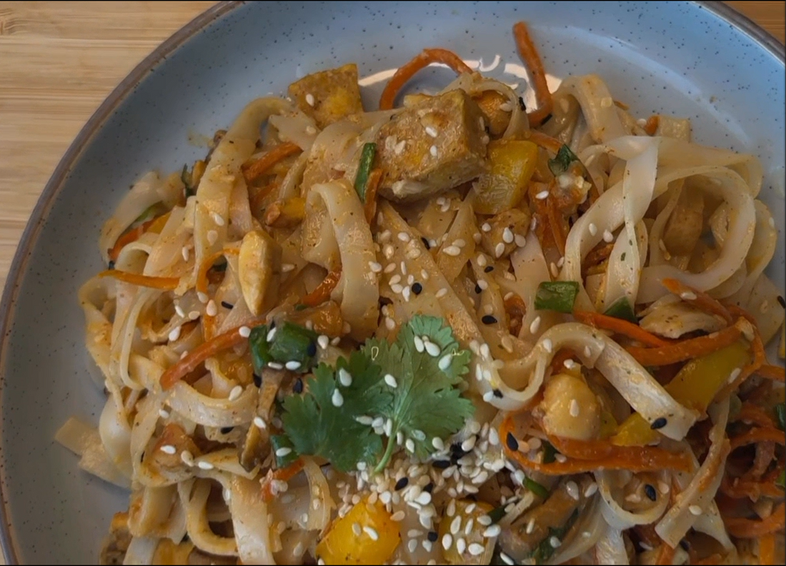 Ryžių makaronai su tofu ir makadamijų riešutu kremo padažu