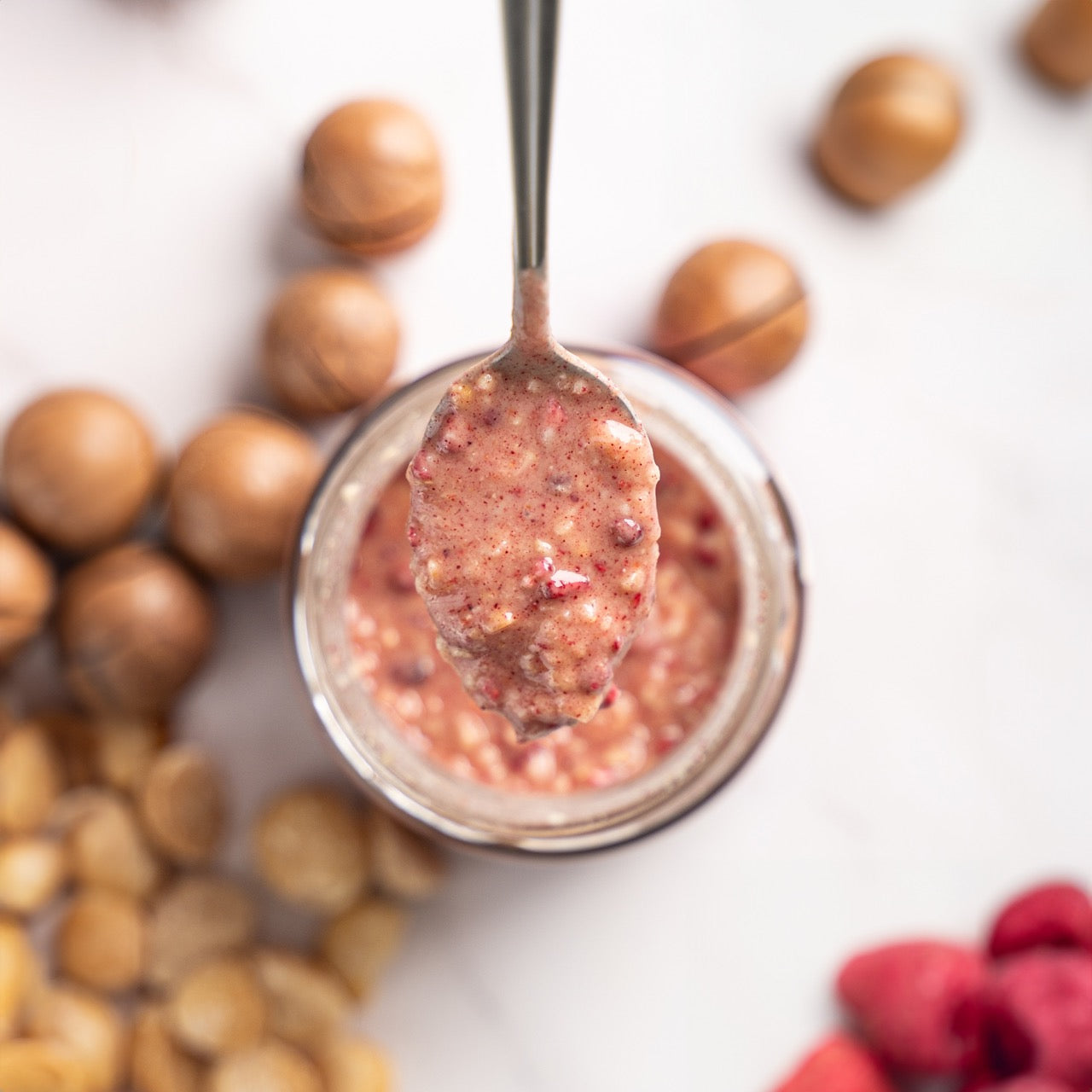 Makadamijų riešutų kremas su AVIETĖMIS